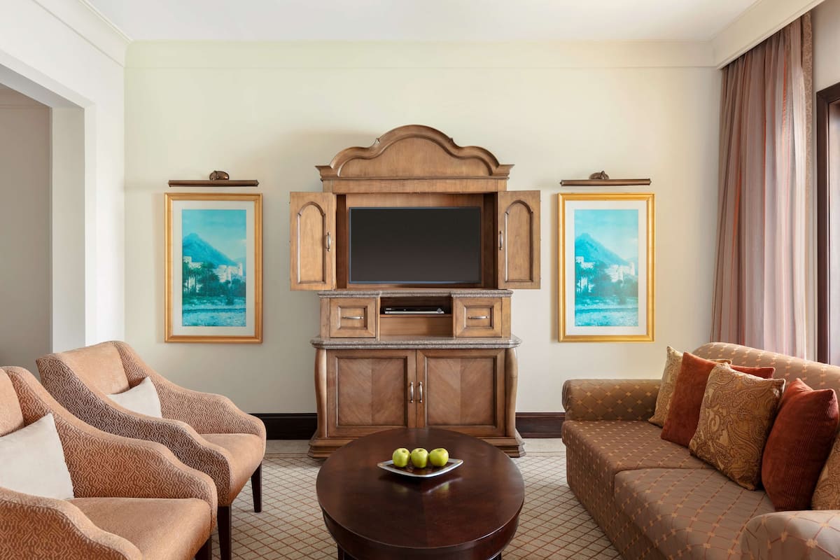 Executive suite | Luxe beddengoed, een minibar, een kluis op de kamer