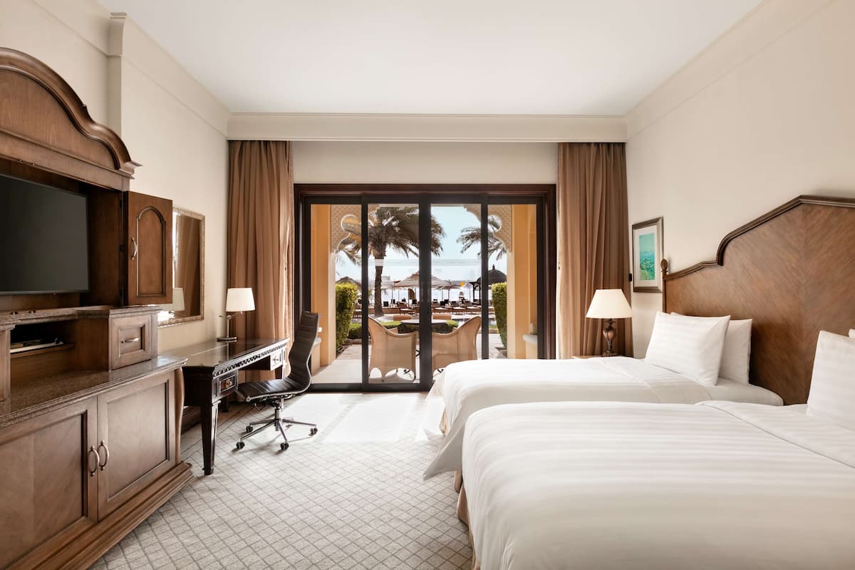 Luxe beddengoed, een minibar, een kluis op de kamer