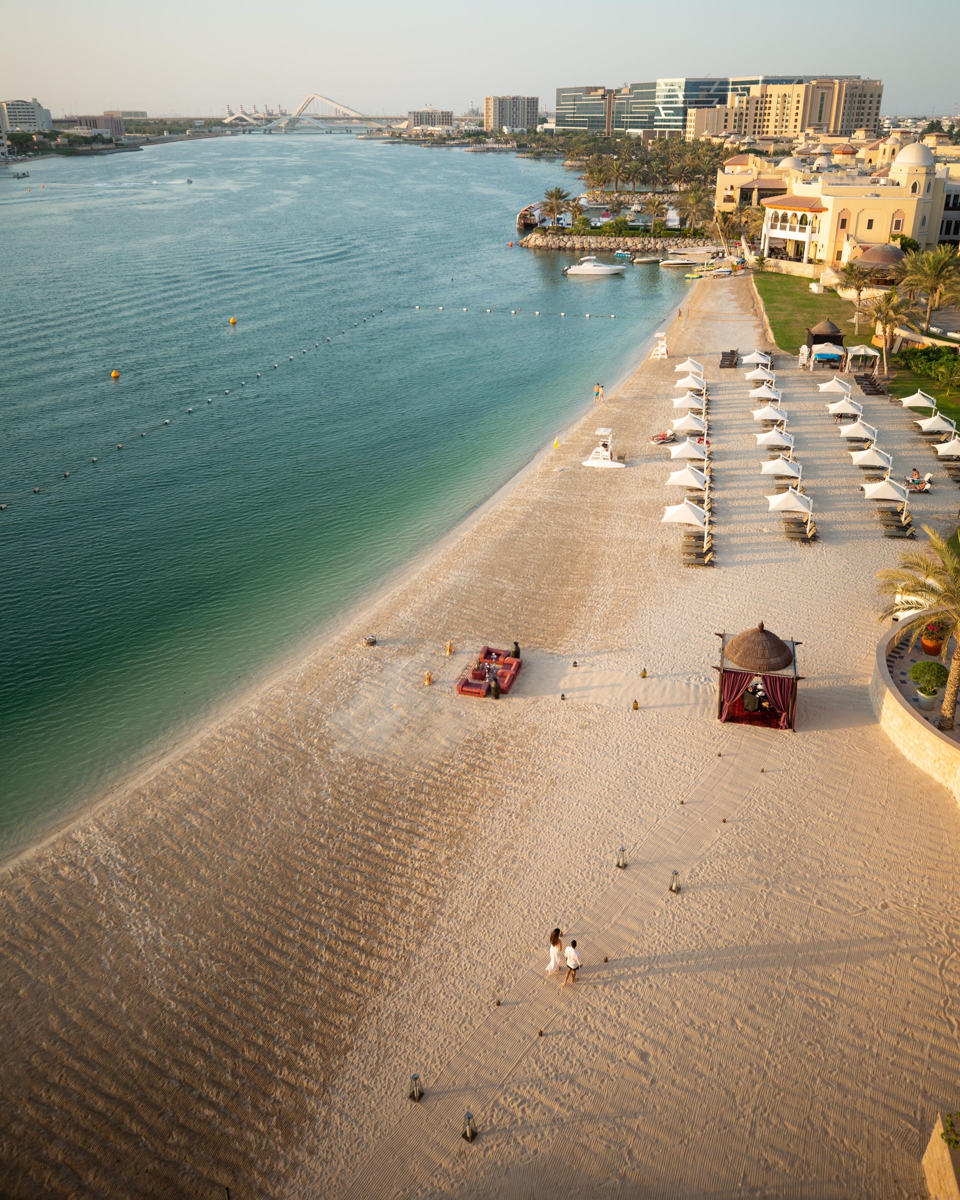 Plage, chaises longues, parasols, serviettes de plage