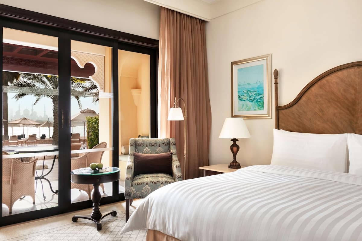 Executive Garden King Room | Luxe beddengoed, een minibar, een kluis op de kamer