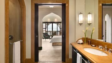 Amenidades de baño de diseñador, secadora de cabello, batas, pantuflas