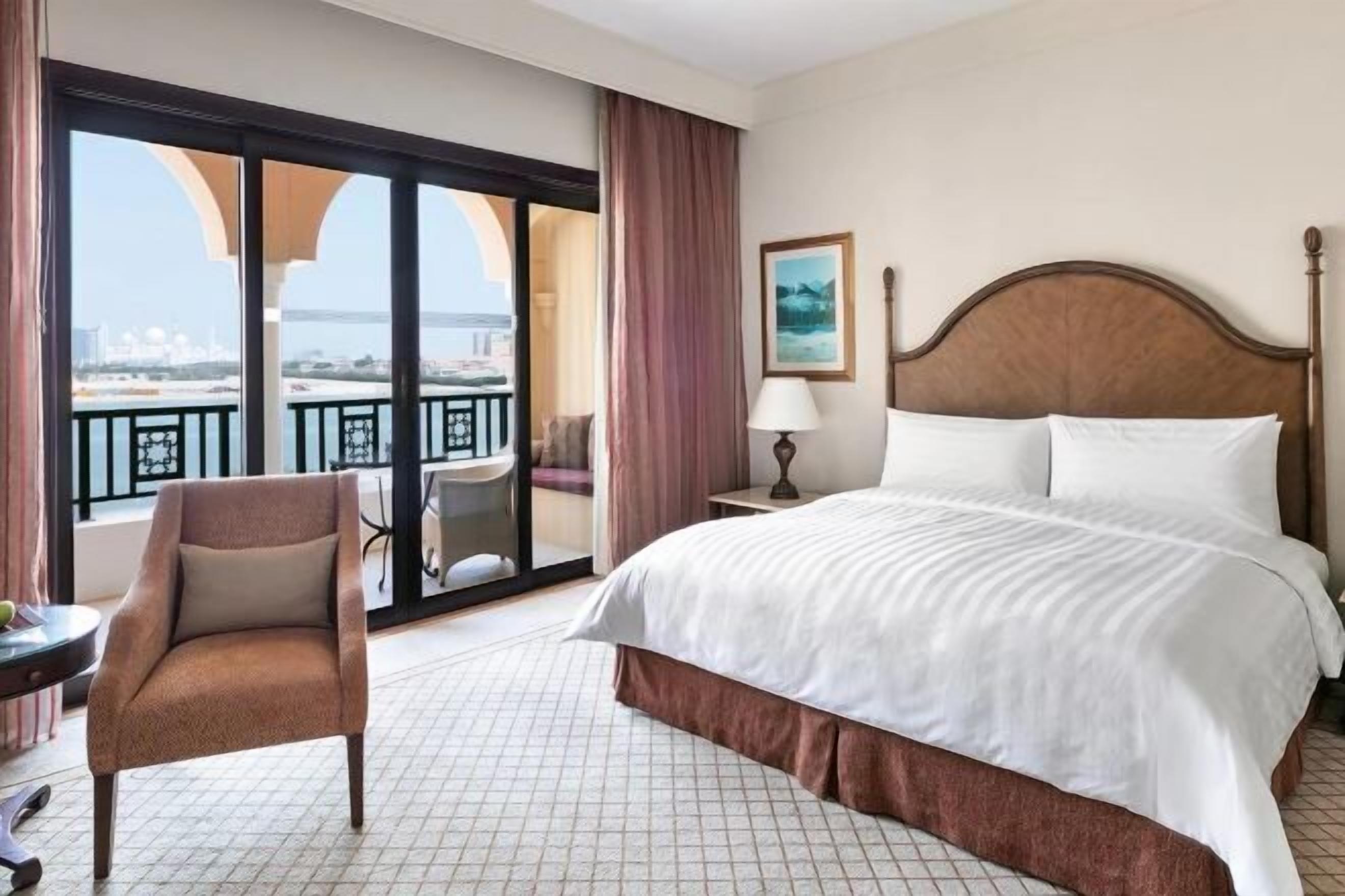 Ropa de cama de alta calidad y minibar 