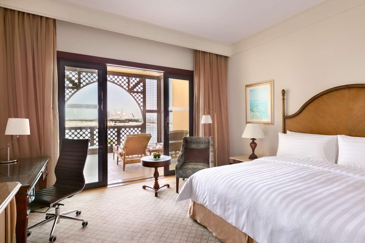 Deluxe kamer, 1 kingsize bed | Luxe beddengoed, een minibar, een kluis op de kamer