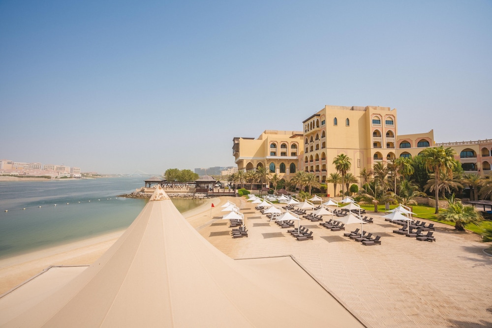 Shangri-La Qaryat Al Beri, Abu Dhabi by null