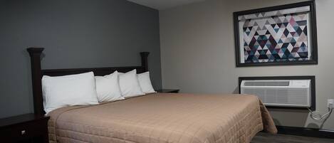 Escritorio, tabla de planchar con plancha, wifi gratis y ropa de cama