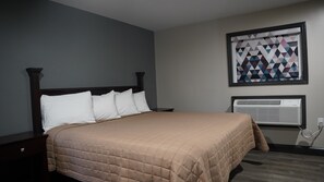 Escritorio, tabla de planchar con plancha, wifi gratis y ropa de cama 