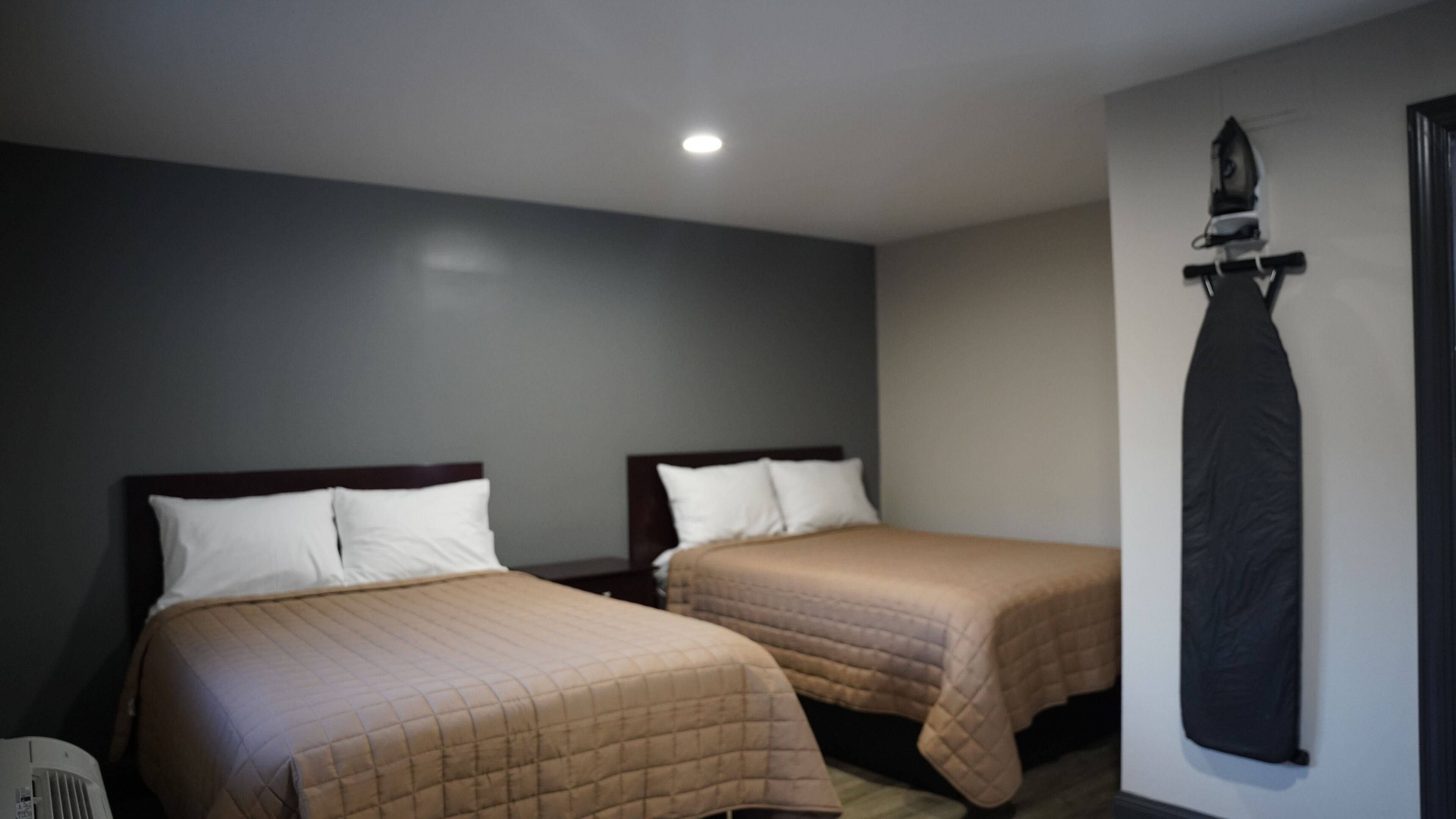 Escritorio, tabla de planchar con plancha, wifi gratis y ropa de cama 