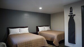 Escritorio, tabla de planchar con plancha, wifi gratis y ropa de cama 