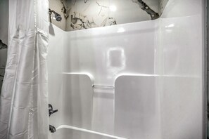 Bathroom - Best Way Inn (Rockfall)