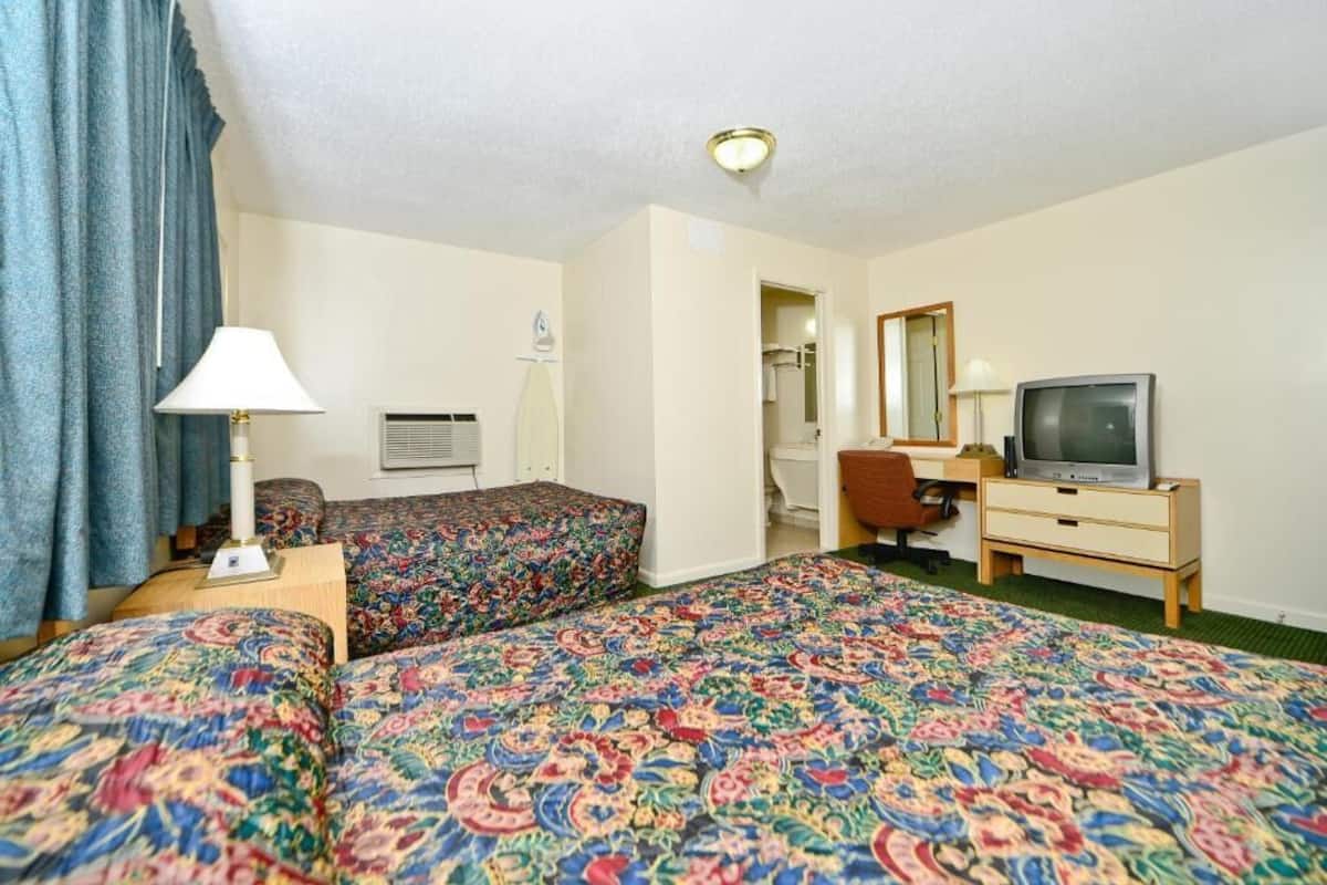Double Room, Smoking | Desk, iron/ironing board, free WiFi, bed sheets