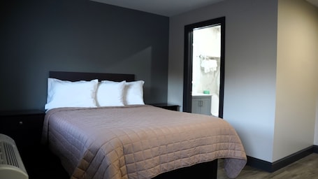 Escritorio, tabla de planchar con plancha, wifi gratis y ropa de cama . Best Way Inn