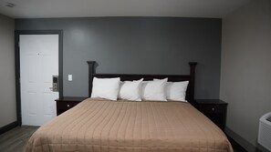 Escritorio, tabla de planchar con plancha, wifi gratis y ropa de cama 