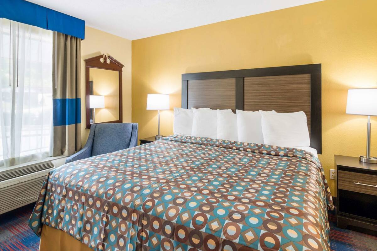 Iron/ironing board, cribs/infant beds, rollaway beds, free WiFi