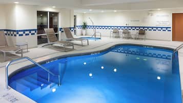 Piscine couverte, accÚs possible de 06 h 00 à 22 h 00, chaises longues