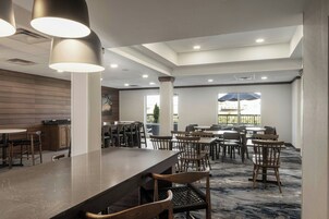 Café da manhã com buffet grátis todos os dias