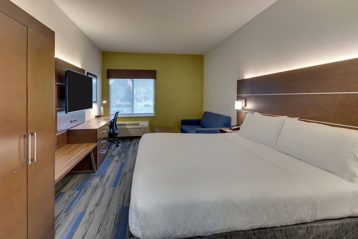 Premium bedding, in-room safe, desk, laptop workspace