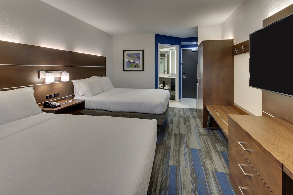 Premium bedding, in-room safe, desk, laptop workspace