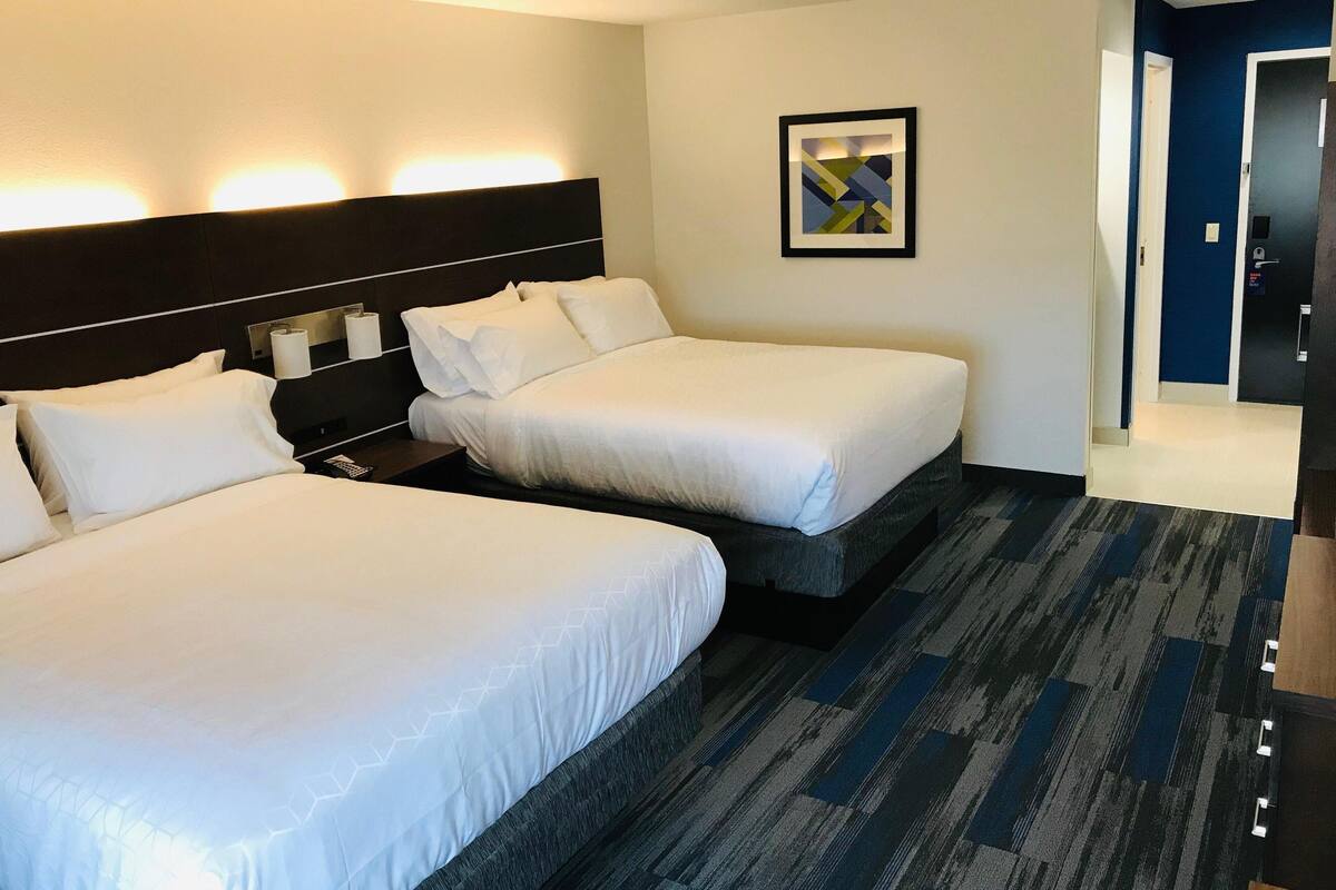 Premium bedding, in-room safe, desk, laptop workspace