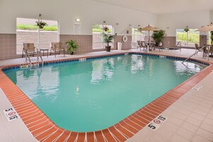 Una piscina techada, sillones reclinables de piscina