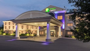 Un hôtel Holiday Inn Express doté d’une entrée couverte, de plusieurs étages et d’une façade bien éclairée.