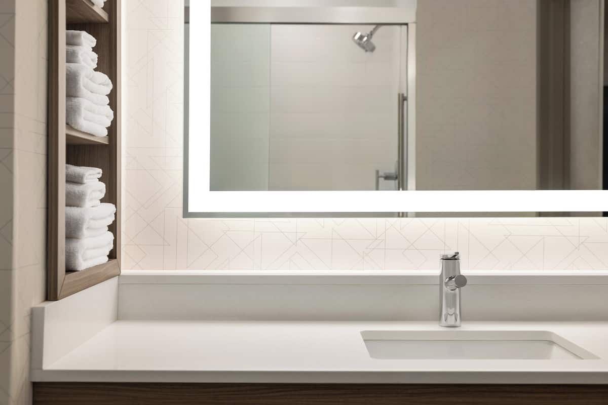 standard room, 1 king bed | bathroom | free toiletries, hair dryer, towels