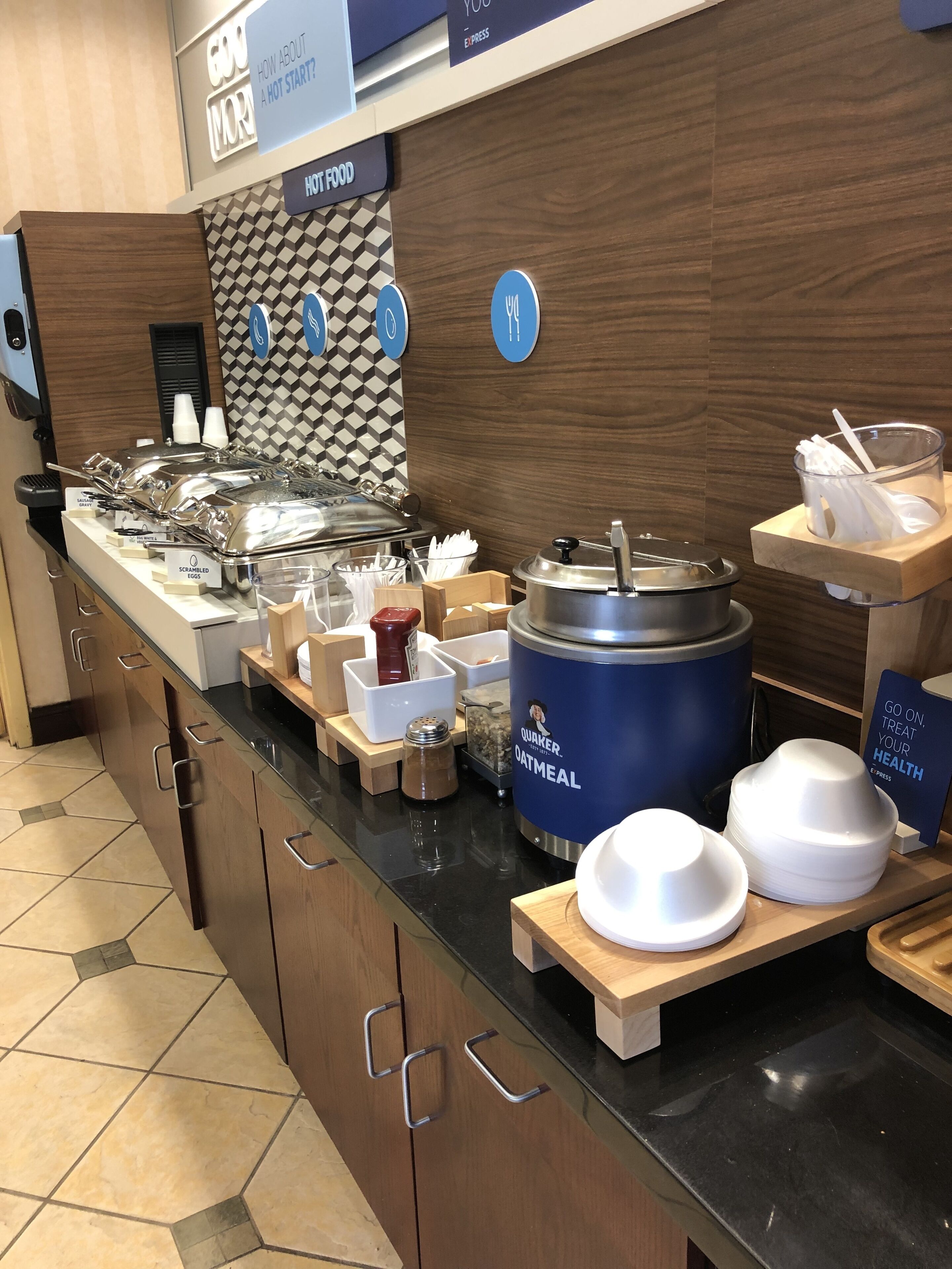 朝食 (ビュッフェ)、毎日提供 (無料)