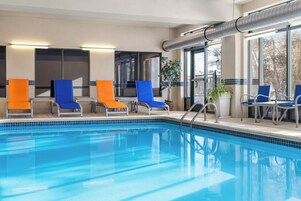 Indoor pool, sun loungers