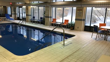 Kolam renang tertutup, kerusi lepak pantai