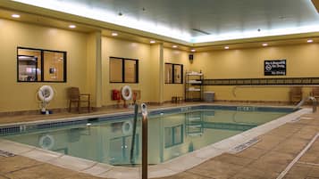 Inomhuspool och solstolar