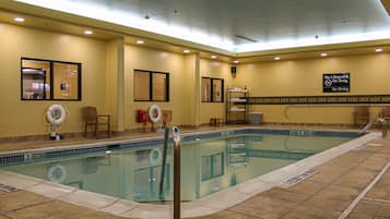 Indoor pool, sun loungers