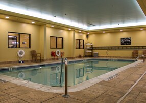 Indoor pool, sun loungers