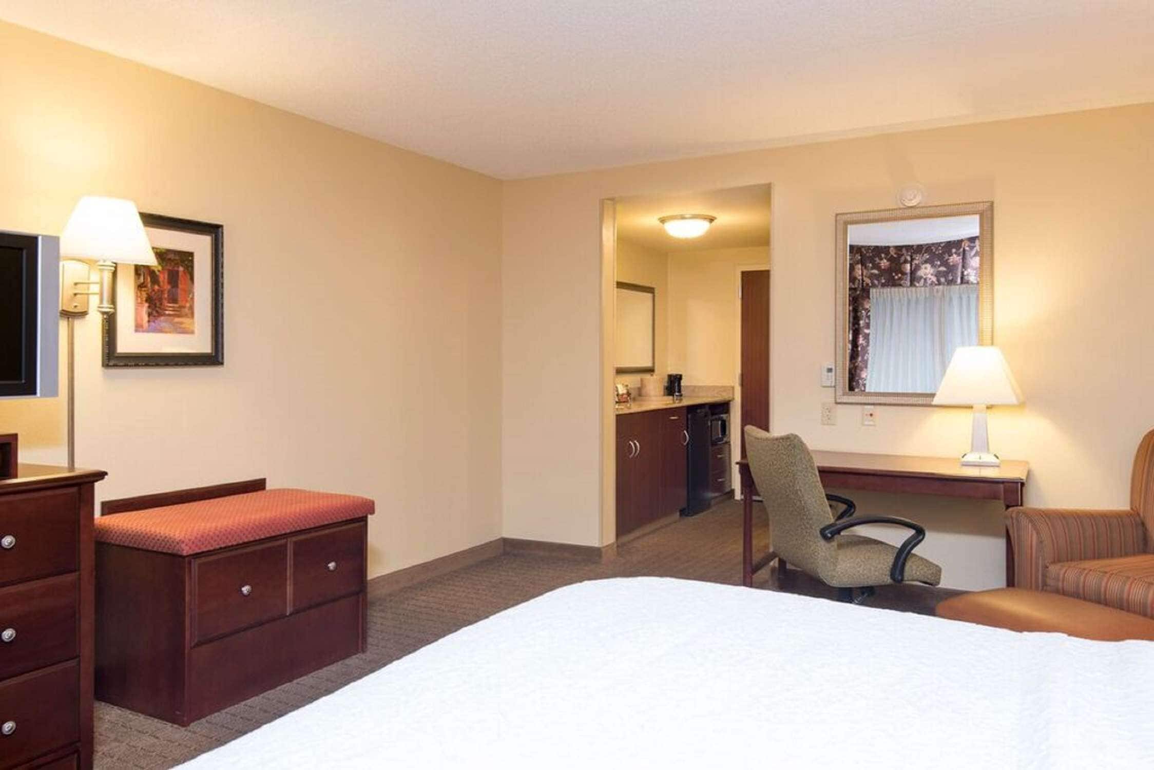 room, 1 king bed, non smoking | premium bedding, pillow-top beds, in-room safe, laptop workspace