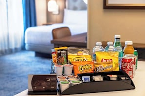 Muebles diferentes y tabla de planchar con plancha