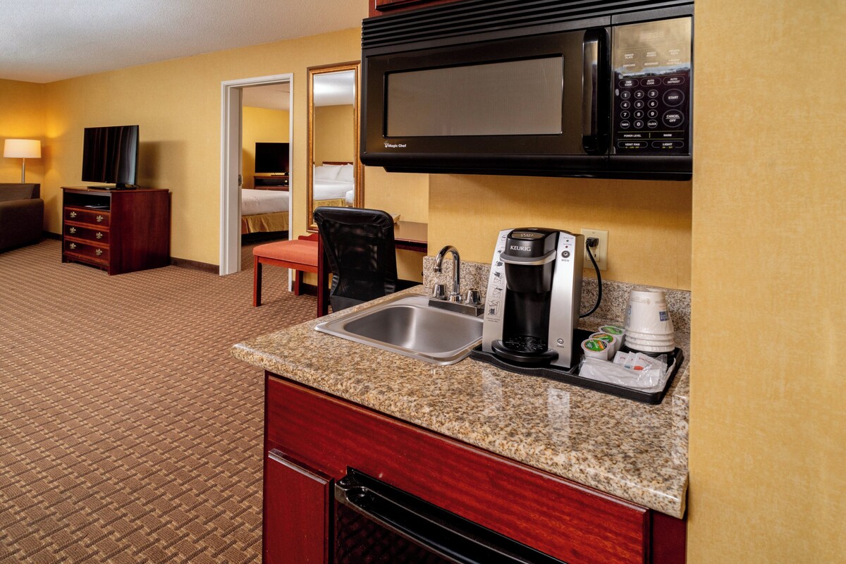 Suite (Wet Bar)