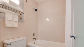 Senger med overmadrass, safe på rommet og skrivebord