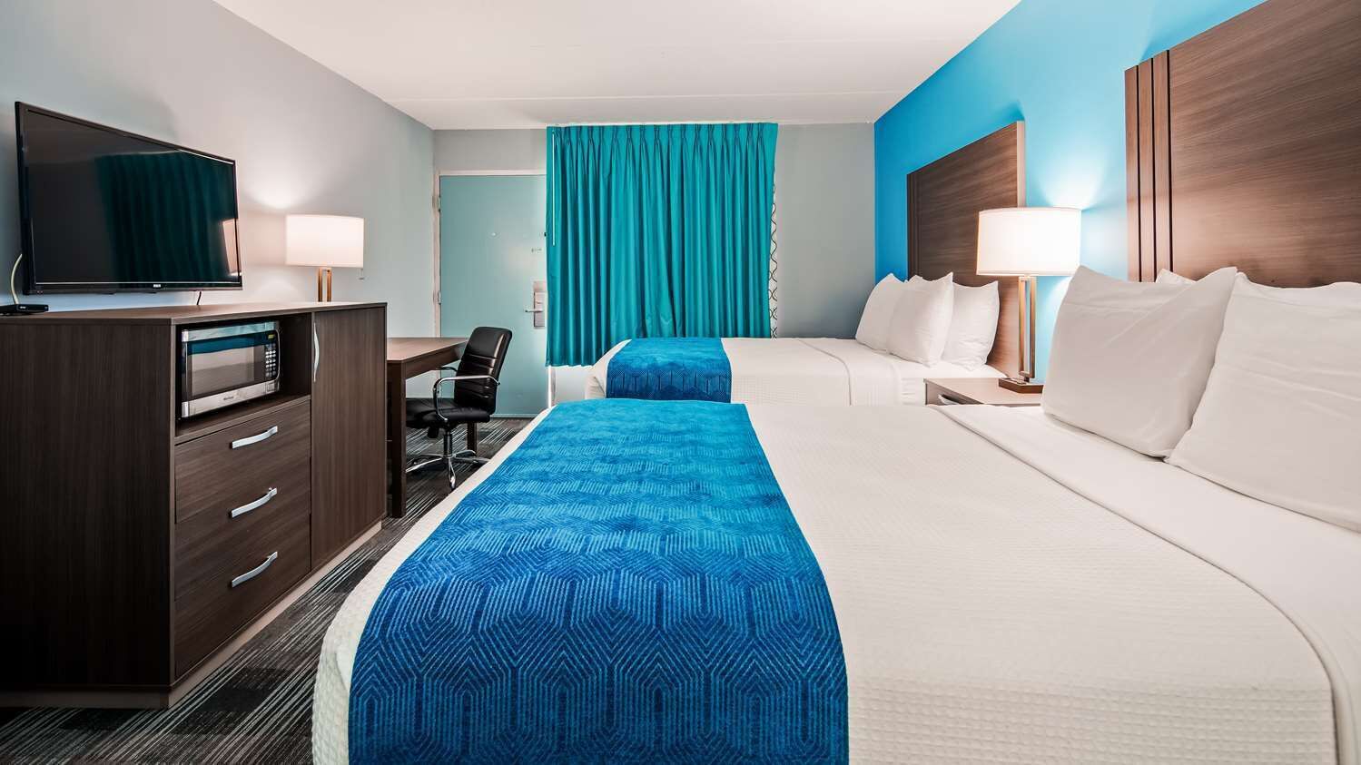 Tilam berlapik, peti besi dalam bilik, meja, ruang kerja komputer riba 