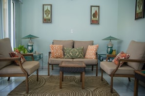 Lobby sitting area - Carls Unique Inn (Cole Bay)