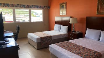 Deluxe kamer, 2 tweepersoonsbedden, kitchenette | Een kluis op de kamer, een bureau, een laptopwerkplek