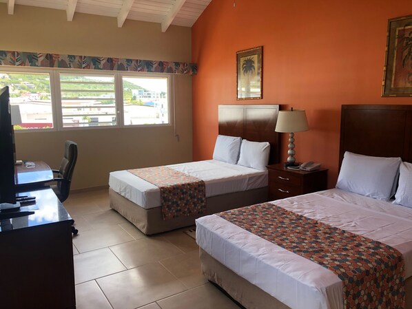 خزنة داخل الغرفة ومكتب ومساحة عمل للكمبيوتر المحمول وستائر تعتيم