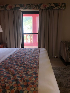 Estudio Deluxe, 1 cama King size, cocineta | Caja de seguridad en la habitación y escritorio 