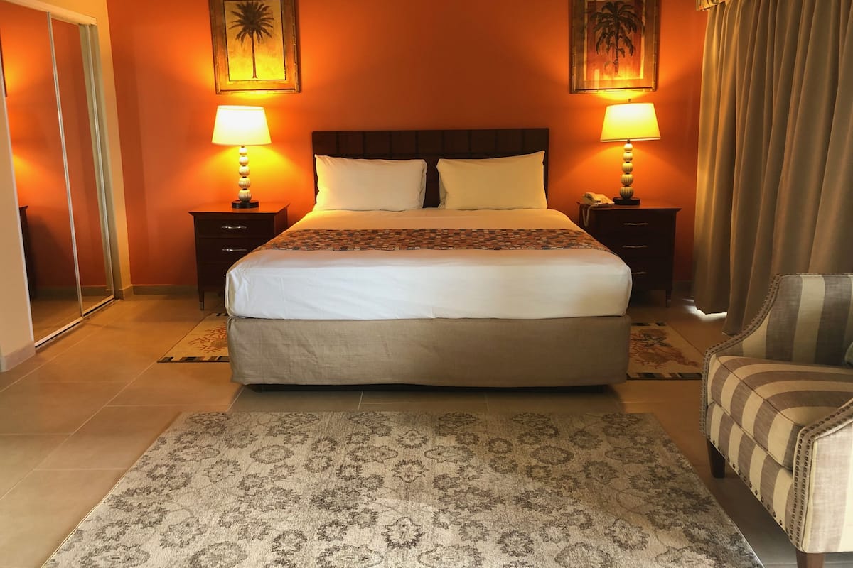 Deluxe Studio, 1 King Bed, Kitchenette
