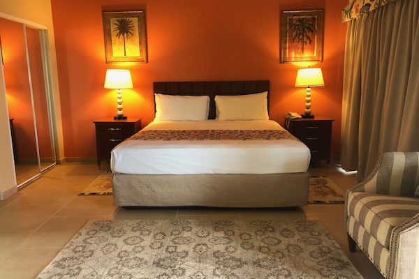 Studio Deluks, 1 Tempat Tidur King, dapur kecil | Brankas, meja kerja, ruang kerja ramah laptop, dan tirai kedap cahaya