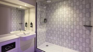 Shower, rainfall showerhead, free toiletries, hair dryer