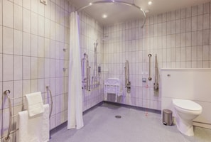Standard-Zweibettzimmer, rollstuhlgeeignete Dusche | Hochwertige Bettwaren, Zimmersafe, Verdunkelungsvorhänge
