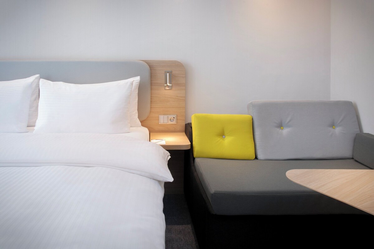 Premium bedding, in-room safe, desk, soundproofing
