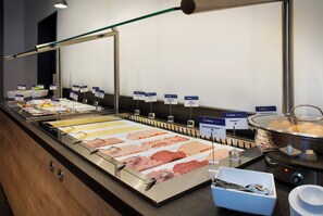 Un buffet con diverse opzioni di cibo e posate.