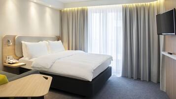 Ropa de cama de alta calidad y caja de seguridad en la habitación