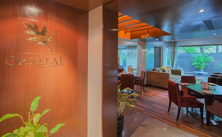 Se sirven desayunos y almuerzos, restaurante con mesas al aire libre