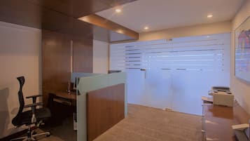 Un espace de bureau moderne comprenant un bureau, une chaise et un classeur.