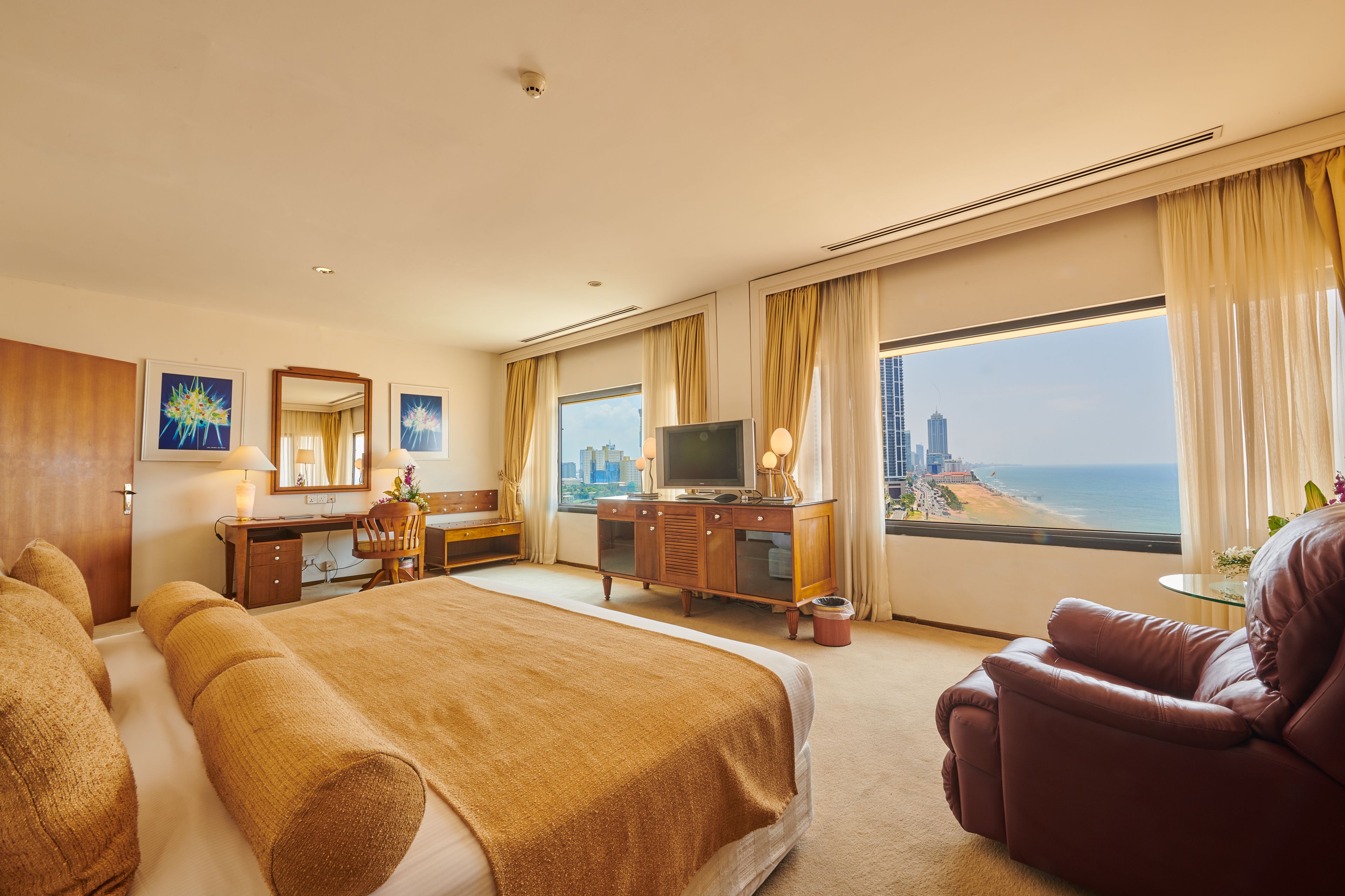 Presidential Suite | Minibar, in-room safe, desk, blackout curtains
